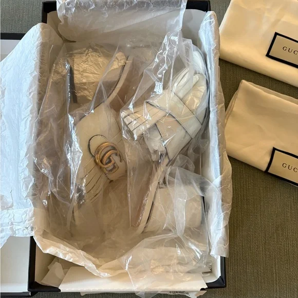 Gucci Kiltie Slide sandals. 💯% AUTHENTIC - Size 37 - US 7
Mystic white. Leather - Picture 10 of 12
